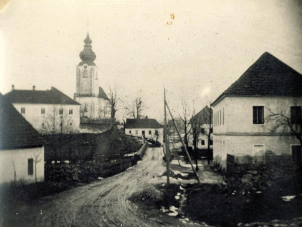 Vpravo v popředí tehdejší škola v Jarošově n. Nežárkou, kde s největší pravděpodobností před sto lety sídlila i knihovna, protože v té době byl knihovníkem řídící učitel Rudolf Emmer (ve stejné budově sídlila i v letech 1960–1999); vpravo vzadu v hostinci U Skálů byla 10. 1. 1886 slavnostně založena první veřejná knihovna v obci (Foto: archiv Pravdovy knihovny Jarošov n. Nežárkou)