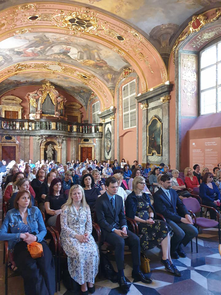 Plná Zrcadlová síň Klementina byla 19. 5. 2022 svědkem podpisu memoranda o spolupráci mezi SKIP a Sjednocenou organizací nevidomých a slabozrakých v ČR (Foto: archiv NK ČR)