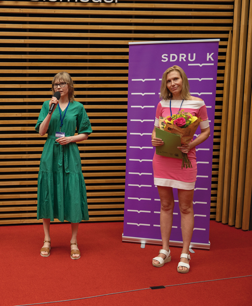 Zástupkyně Městské knihovny Hodonín (vpravo ředitelka Petra Špačková a Bronislava Lukášová), která letos v Olomouci získala certifikát Handicap Friendly pro osoby zrakově postižené (Foto: archiv SDRUK)