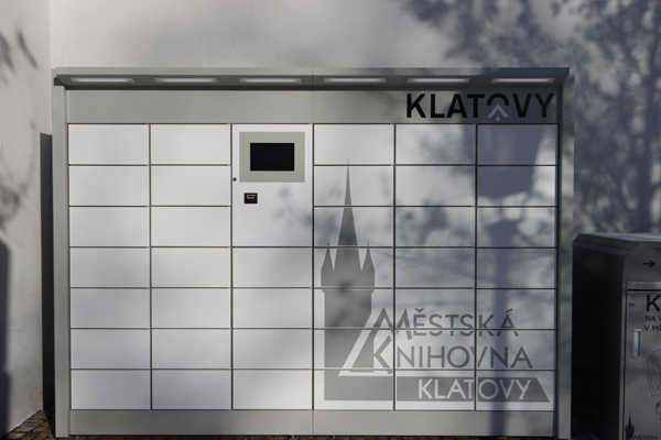 Grafický návrh polepu výdejního boxu pochází z vlastní dílny knihovny