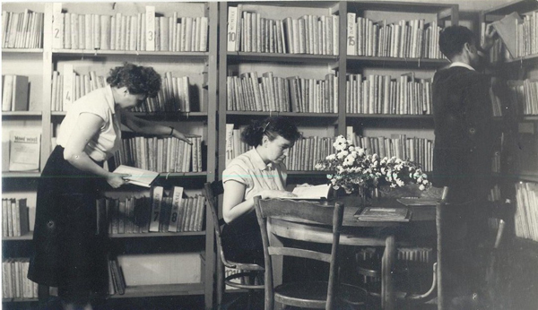 Pohled do interiéru knihovny na nedatovaném fotu, pravděpodobně z 50. let (Foto: archiv MěK Hodonín)