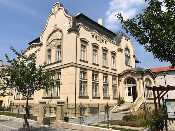 Historická budova knihovny... (Foto: archiv MěK v Chebu)