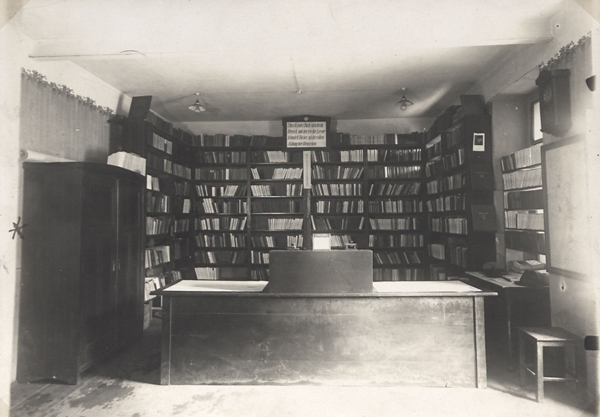 Interiér Obecní knihovny v Chodově v roce 1934