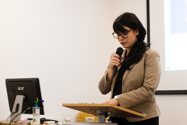 Edita Vaníčková-Makosová, vedoucí odboru Pedagogické knihovny J. A. Komenského, zahajuje seminář (Foto: archiv NPK J. A. Komenského)