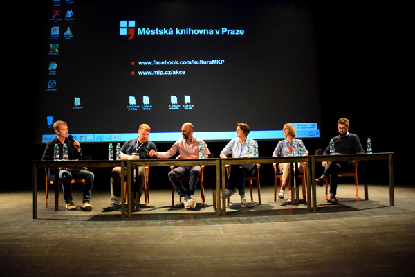Panelová diskuse věnovaná komunikaci knihoven během krize; zprava: Jan Delong, Lenka Hanzlíková, Martina Šmídtová, Lukáš Dlapa, Marek Uhlíř a moderátor Daniel Bechný (Foto: archiv SDRUK – Michael Fiala)