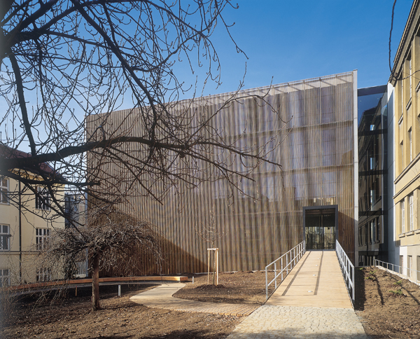 Knihovna FF MU – pohled na její exteriér a interiér – studovna (Foto: Kuba & Pilař architekti)