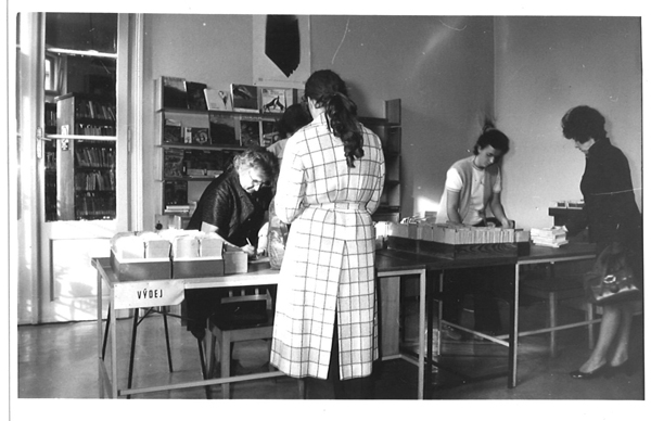 Příjem a výdej knih probíhal v roce 1972 za ještě dosti primitivních podmínek (Foto: archiv KMOL)