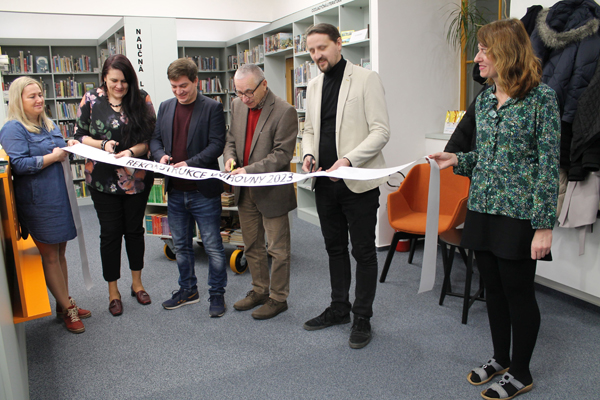 Slavnostní přestřižení stuhy (zprava): architekt Tomáš Konvičný, starosta města Lipník nad Bečvou Miloslav Přikryl, místostarosta Ondřej Vlček a ředitelka knihovny Pavlína Papežová; stuhu drží kolegyně z oddělení pro dospělé