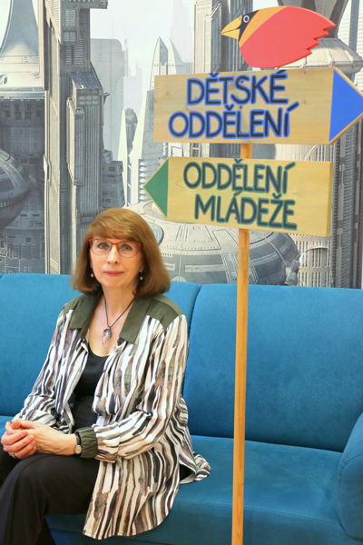 H. Šlesingerová ve svém domácím působišti v Ústřední knihovně pro děti a mládež v Plzni (Foto: Hana Větrovská)