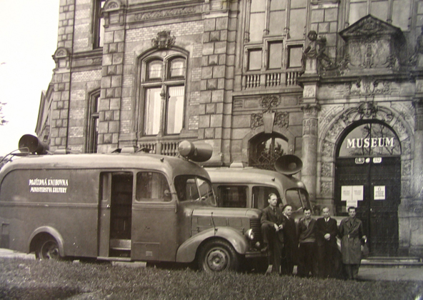 Vozidla pojízdných knihoven před budovou muzea, kde sídlila i knihovna v roce 1954