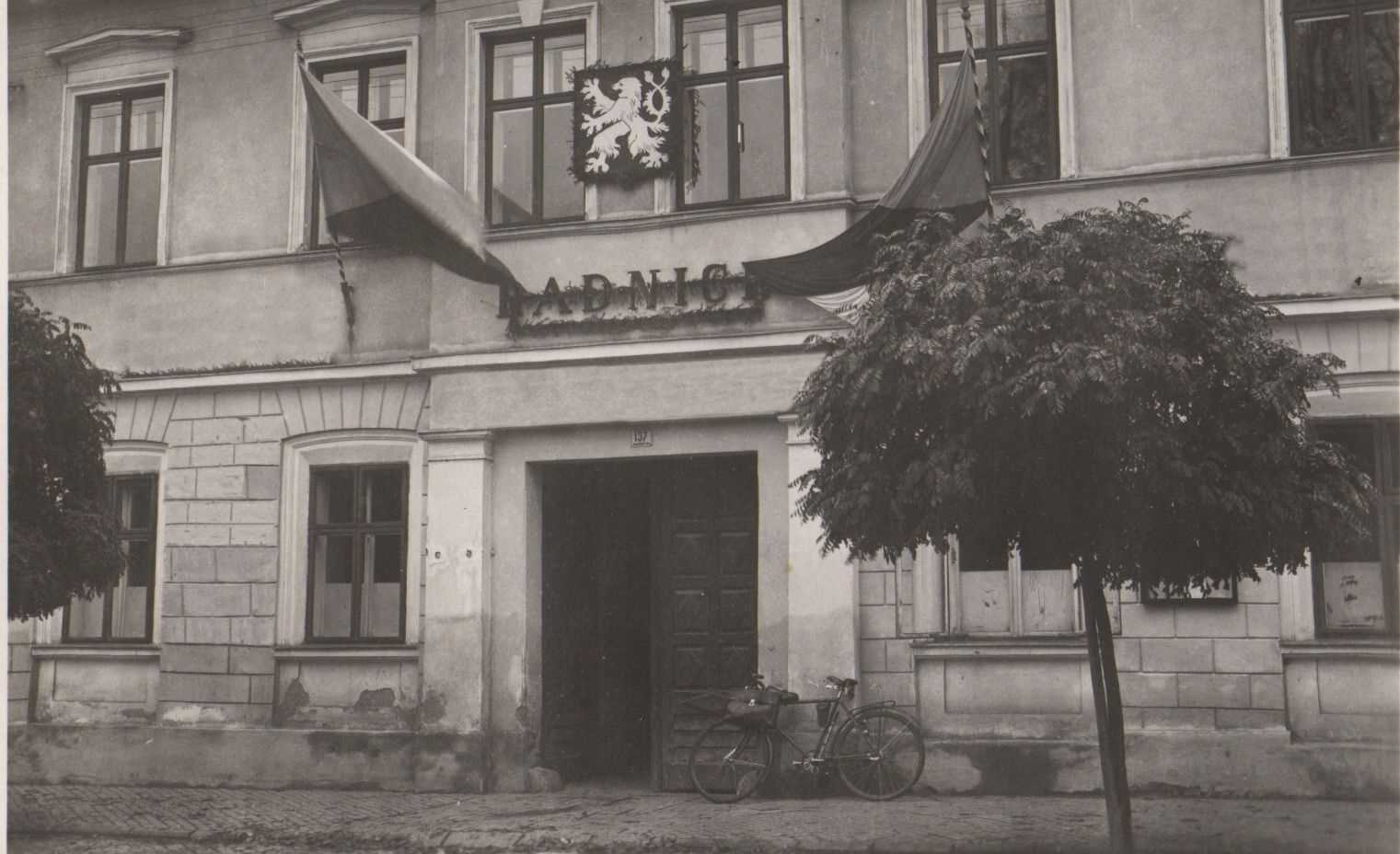Budova radnice, kde byla umístěna knihovna i čítárna