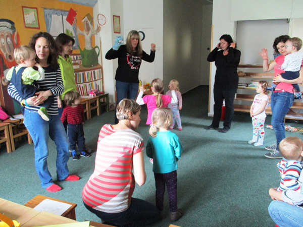 Projekt Bookstart se stal pod patronací SKIP inspirací pro jeho českou obdobu S knížkou do života; momentky z akcí v knihovně města Ostravy (Foto: archiv SKIP)