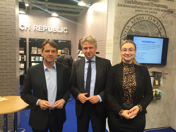 T. Kubíček, ředitel MZK, ve společnosti ředitele Frankfurtského veletrhu Jürgena Boose a náměstkyně ministra kultury Kateřiny Kalistové, 2015 (Foto: archiv MZK)