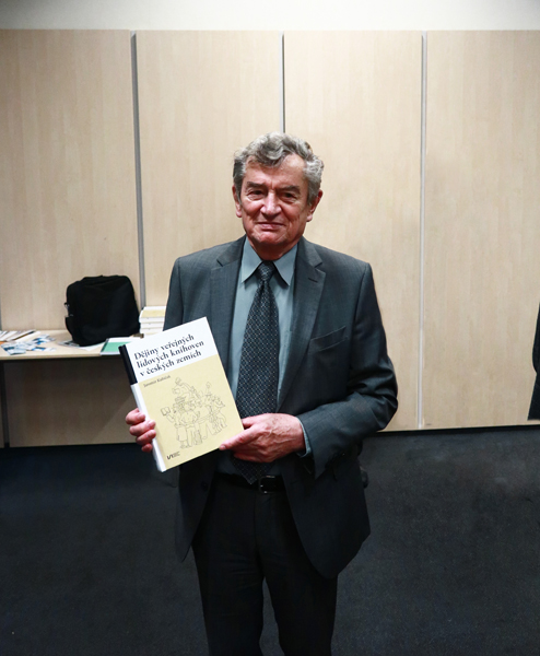 J. Kubíček, autor Dějin veřejných lidových knihoven v českých zemích, se svým dílem (Foto: archiv MZK)