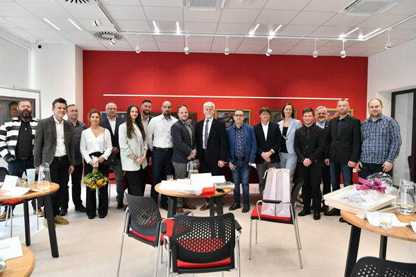 Účastníci debaty s prezidentem Petrem Pavlem v galerijních prostorách Městského informačního centra (Foto: Milan Haluška)