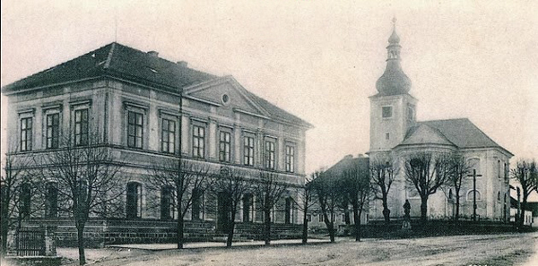 Obecní knihovna v Mirošově, založená roku 1919, byla umístěna v prostorách obecního úřadu – foto z roku 1900 (Foto: František Batěk, Hana Hrachová, Petr Prášil: Rokycansko na starých pohlednicích, Hostivice / Baron, 2007, s. 155)