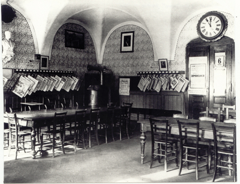 Čítárna městské knihovny v Salmově paláci v Olomouci v roce 1921