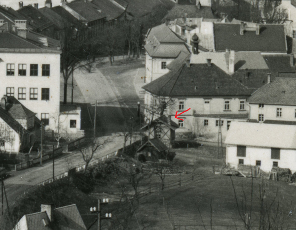 Umístění obecní knihovny ve 20. letech v dnes již neexistujícím bývalém mýtním domku (Zdroj: z archivu Jiřího Anderleho)
