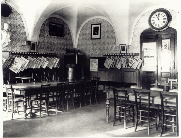 Čítárna městské knihovny v Salmově paláci v roce 1921 (Foto: archiv KMOL)