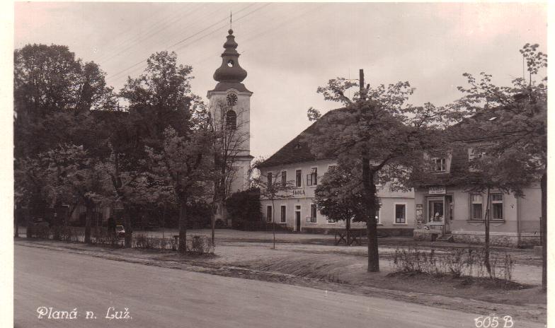Veřejná obecní knihovna v Plané n. Lužnicí vznikla v roce 1923 a byla nejprve umístěna v prvním patře zdejší obecné školy; škola sídlila v budově před kostelem (Foto: archiv Měk Planá n. Lužnicí)
