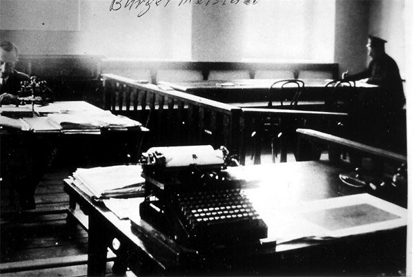 Pohled do úřadovny obecního úřadu v Toužimi, kde byla umístěna i knihovna (Foto: archiv města Toužim)