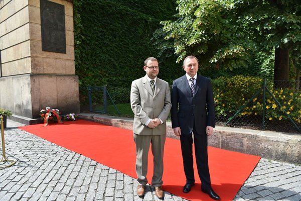 Ministr zahraničních věcí Běloruska Vladimir Makei (vpravo) a generální ředitel Národní knihovny ČR Martin Kocanda před pamětní deskou Františka Skoriny na hlavním nádvoří Klementina (Foto: Eva Hodíková)