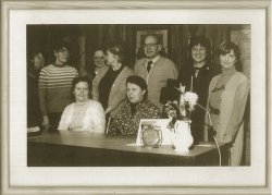 E. Lukeš s pracovnicemi knihovny Uměleckoprůmyslového musea – nedatované foto z druhé poloviny 80. let (Foto: archiv Knihovny UPM)