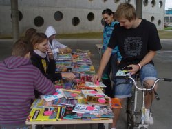 Středoškolský bazar učebnic před budovou Studijní a vědecké knihovny v Hradci Králové (Foto: archiv SVK v Hradci Králové)