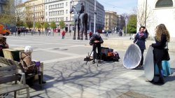 Ze zákulisí scény s holčičkou, která se při čtení knihy Ledové království potkává se samotnou princeznou Elsou – Foto: archiv KJM v Brně 