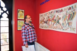 J. W. Procházka u kopie tapiserie z Bayeux v nizozemském muzeu komiksu v Groningenu (Foto: archiv autorů)