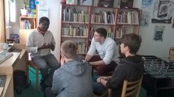 Diskuse s jednou z „živých knih“ Leonardem Tekou, rodákem z Angoly, který v ČR mj. vystudoval Evangelickou teologickou fakultu UK a v současnosti působí jako farář (Foto: Michaela Hušková)