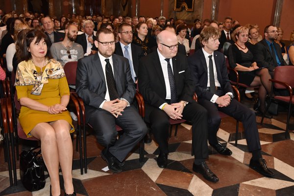 Auditorium slavnosti v Klementinu; vpředu zleva: Anna Matoušková, náměstkyně ministra kultury, hostitel Martin Kocanda, generální ředitel NK, a ministr kultury Daniel Herman (Foto: Eva Hodíková)