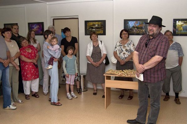 Momentka ze slavnostního otevření knihovny v květnu 2011 (Foto: archiv Knihovny Průhonice)