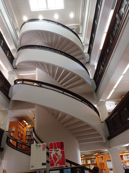 Z interiéru knihovny Rikhardinkatu, nejstarší knihovny v Helsinkách