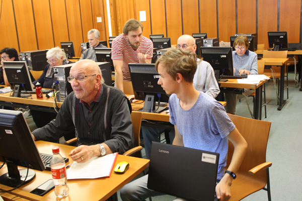 Kurz Senioři píší Wikipedii (Foto: Lenka Kučerová – https://commons.wikimedia.org/w/index.php?curid=83862756)