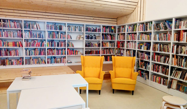Inspirující interiér pobočky Městské knihovny Tábor v Sídlišti nad Lužnicí (Foto: Lada Lenkerová)