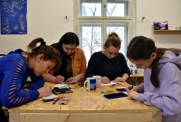 Běženkyně z Ukrajiny v polytechnických dílnách SVKUL (Foto: Veronika Balcarová)