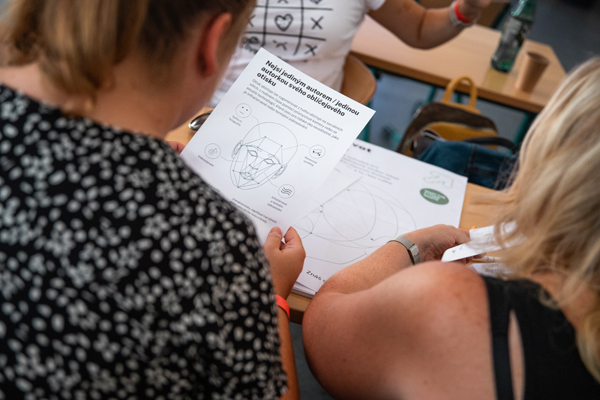 Účastníci Festivalu se seznamují s podkladovými materiály