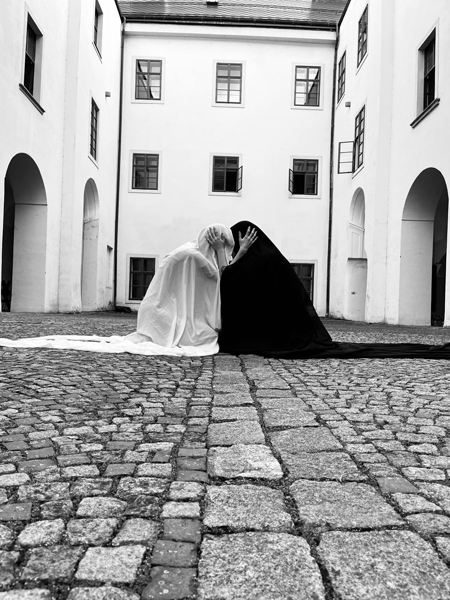 Život a smrt v klášteře – foto z fotokurzu Dvojím pohledem, vedený Michaelou Petřek Linhartovou a Polinou Zabizhko, který se konal ve Šternberku (Foto: Michaela Petřek Linhartová / Polina Tabizhko)